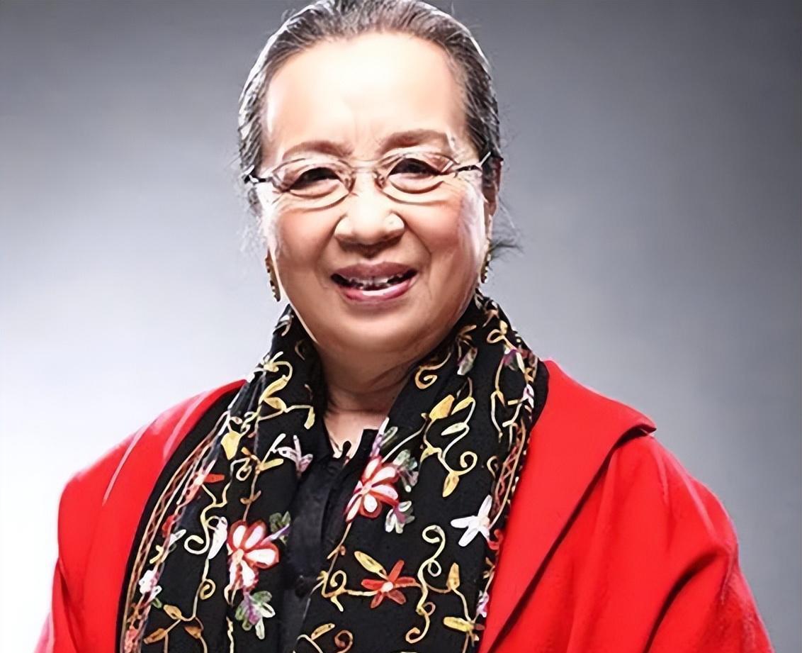 容嬷嬷年轻时竟是校花 李明启,曾因饰演容嬷嬷而深受观众痛恨的演员