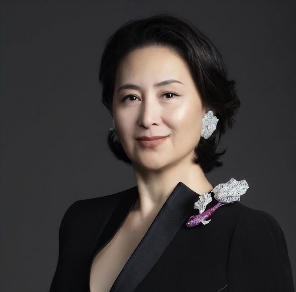 何超琼:赌王之女的情感经历 何超琼,一个出生在赌王家庭的女孩,曾经有