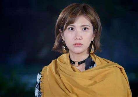 易小船的故事 易小船是电视剧《鼓楼外》中的一个角色,由边潇潇饰演