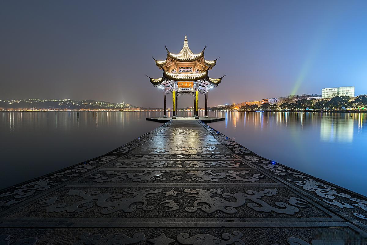 集贤亭在杭州的西湖景区里面,在"晚节流香"石碑对面,矗立着一座亭子