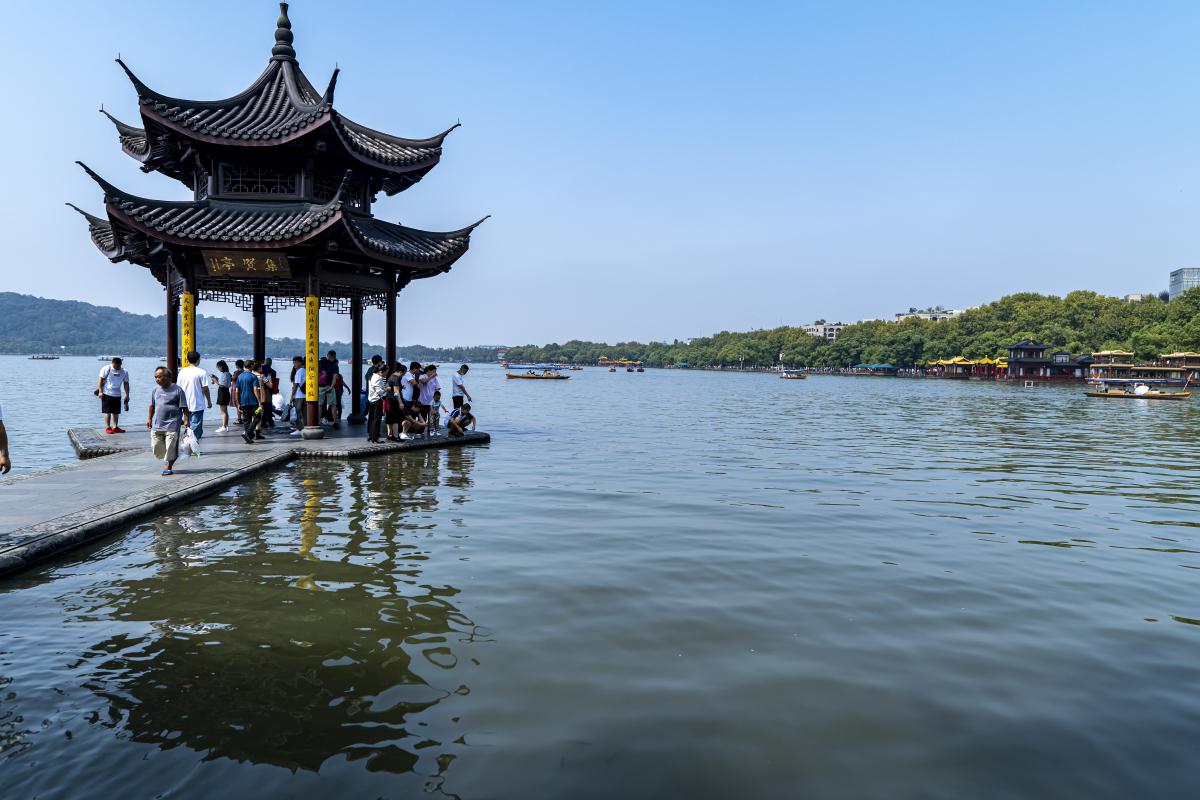 集贤亭:自然与文化的完美融合 集贤亭在杭州的西湖景区里面,在"晚节流