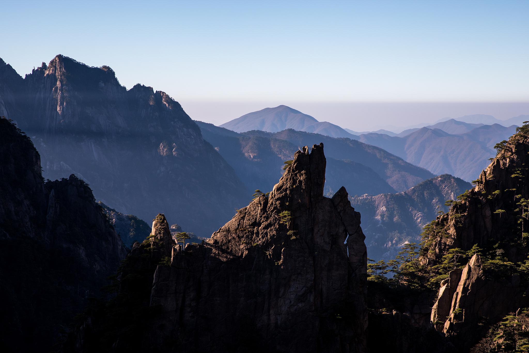 黄山被称为"东方阿尔卑斯",被誉为蜀山皇后,是中国最著名的山脉之一.