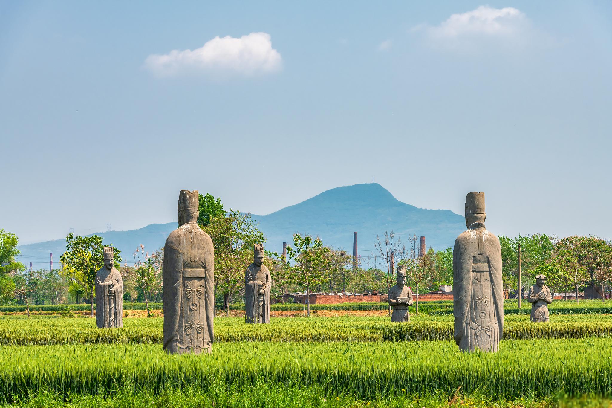 黄帝陵,中华第一陵 黄帝陵,位于中国陕西省延安市黄陵县城北桥山,是