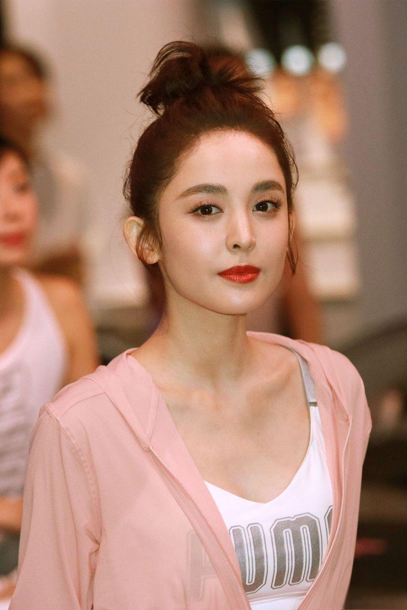 古力娜扎:演艺道路上的努力与成就 古力娜扎凭借着出众的外貌和精湛的