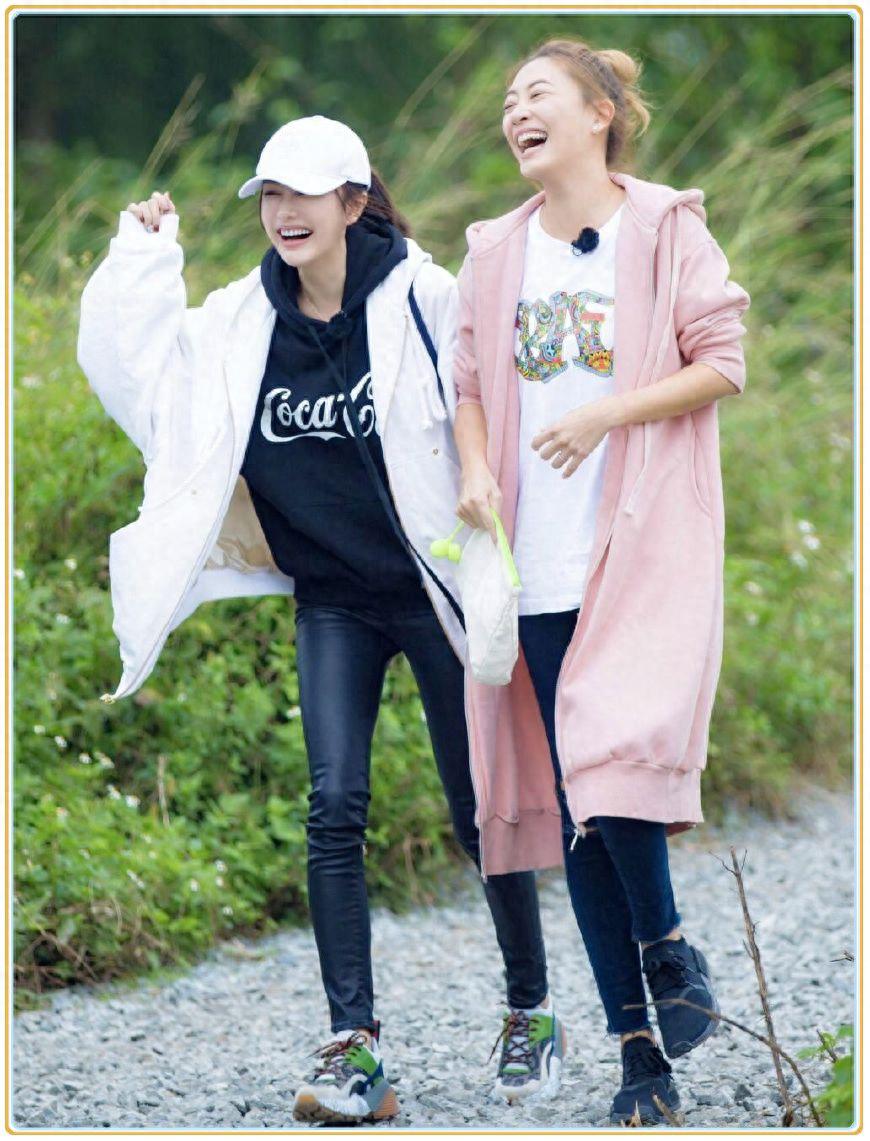应采儿秦岚:奇葩闺蜜关系 应采儿和秦岚是娱乐圈中的两位才女,她们