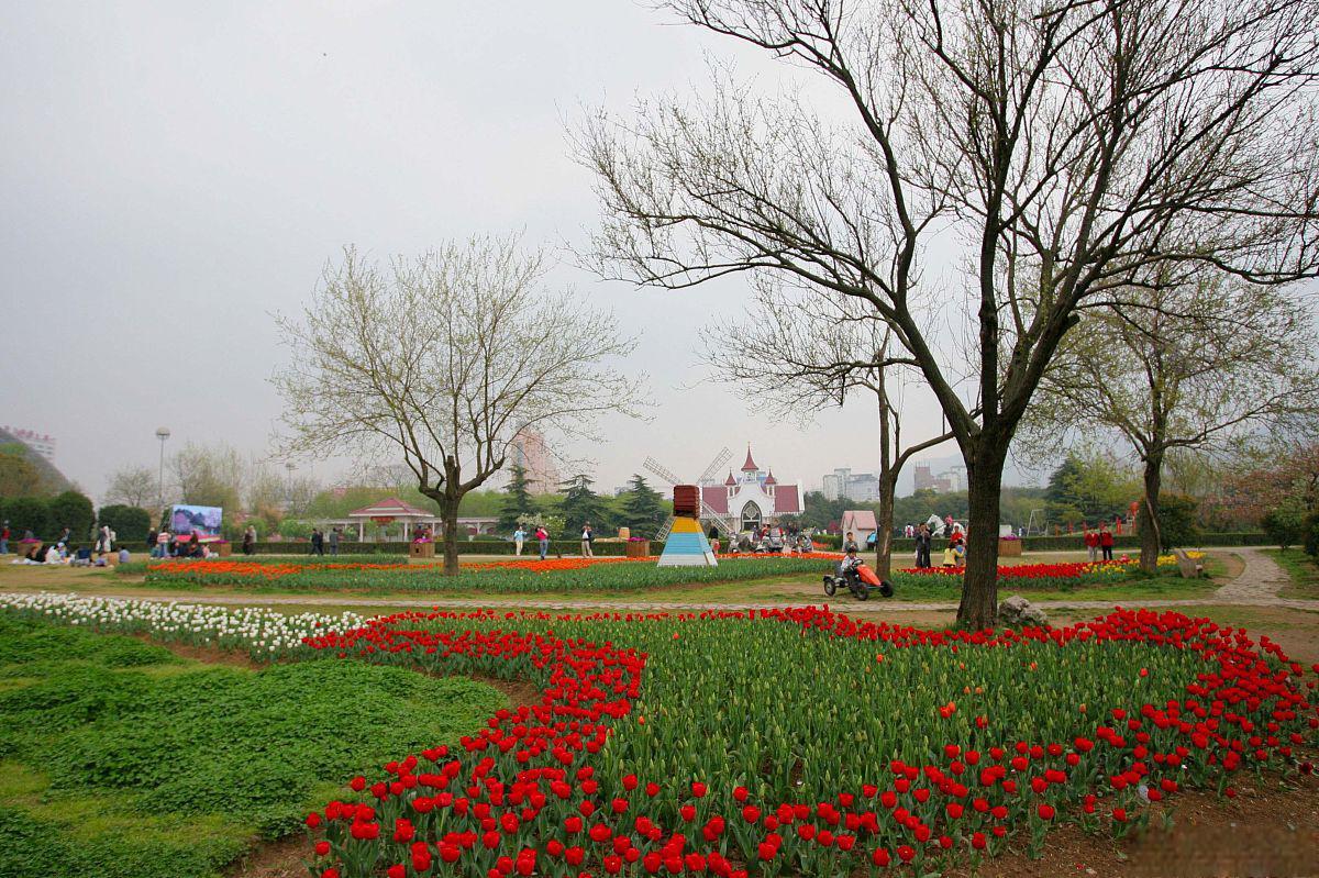 应天公园四季美景和各种设施 应天公园是河南商丘人气最旺的公园之一