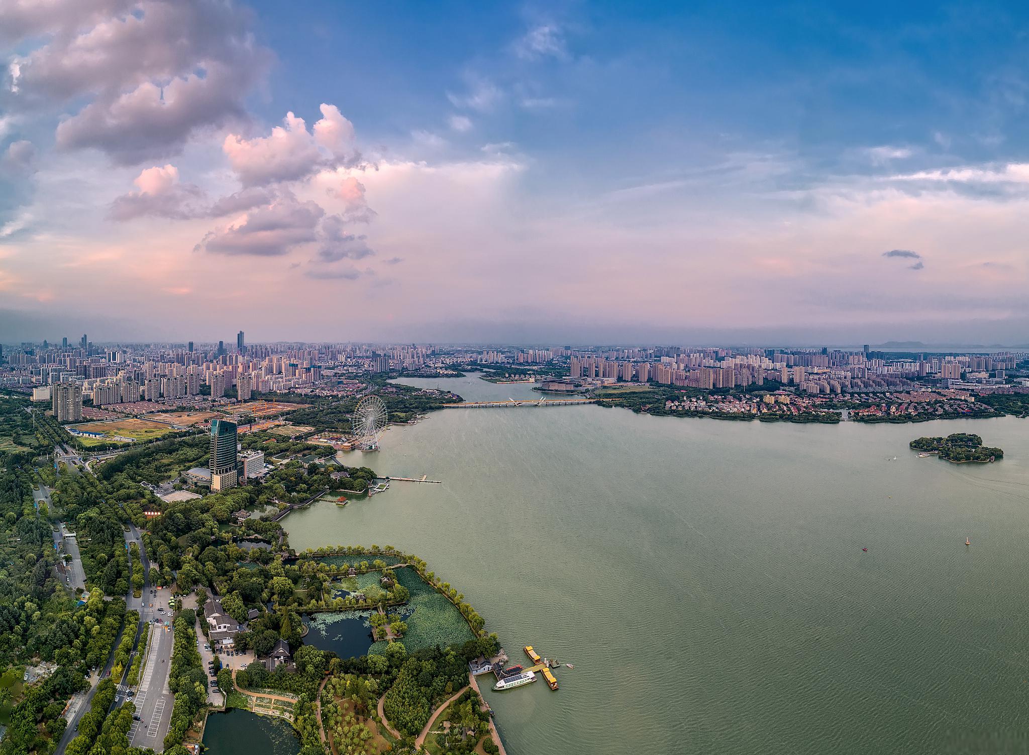 武汉东湖,自然与人文的完美结合 武汉东湖,位于湖北省武汉市武昌区,是