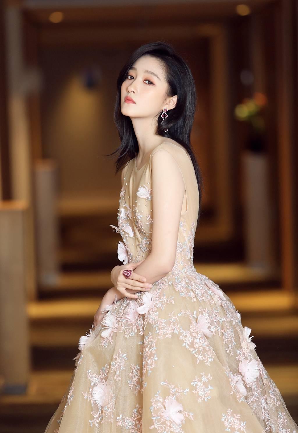 关晓彤:演艺之路 关晓彤凭借甜美的外貌和出色的演技在中国影视圈崭露