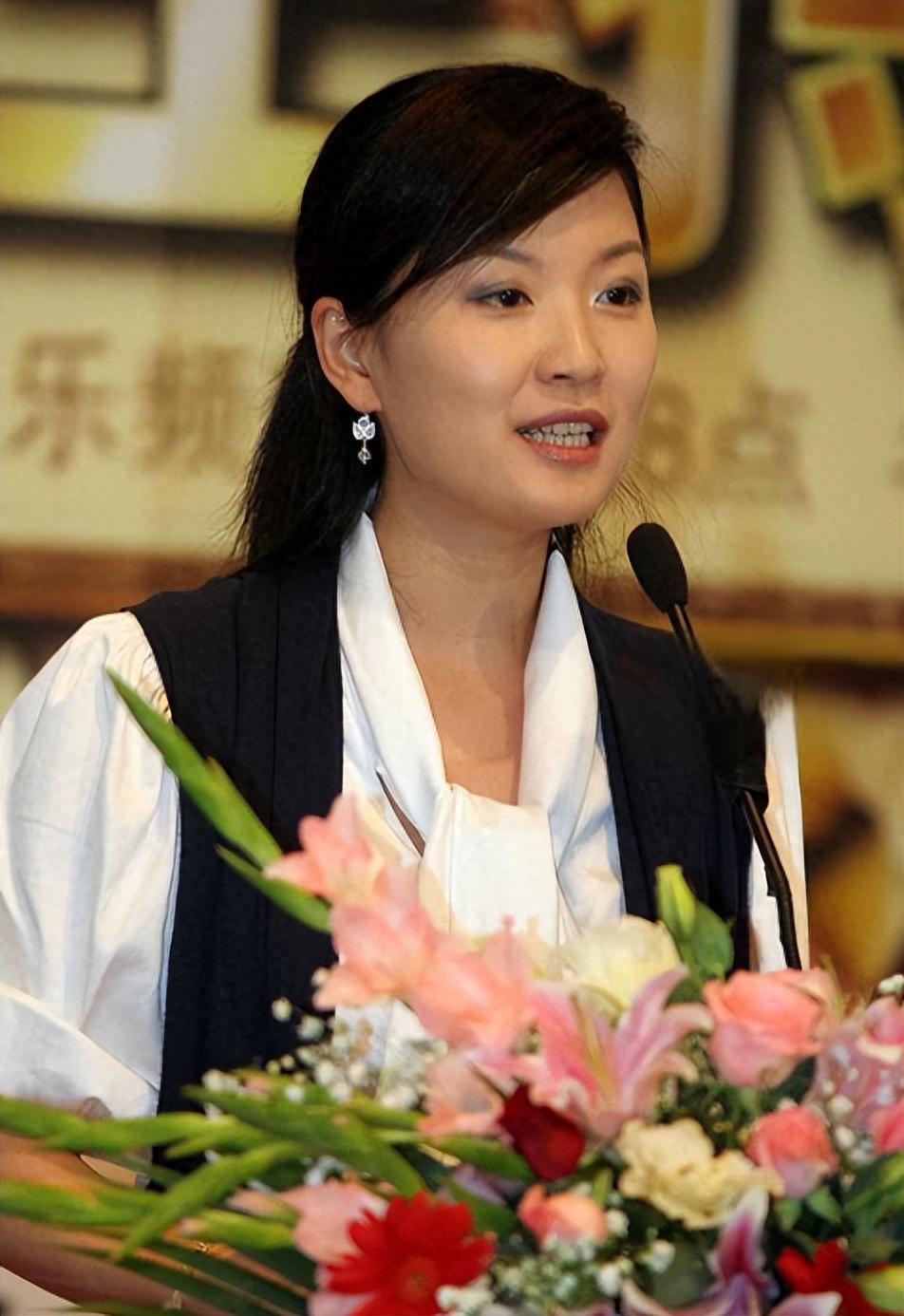 陈蓉:跌下神坛的原因 陈蓉曾是东方卫视的一姐,担任过多个节目的主持