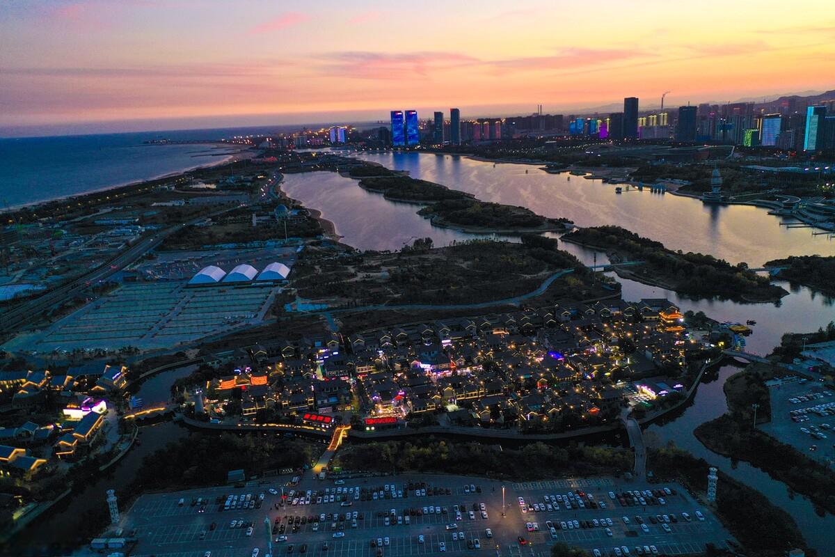 山东日照东夷小镇夜景 2023年10月21日,山东省日照市的东夷小镇在夜幕