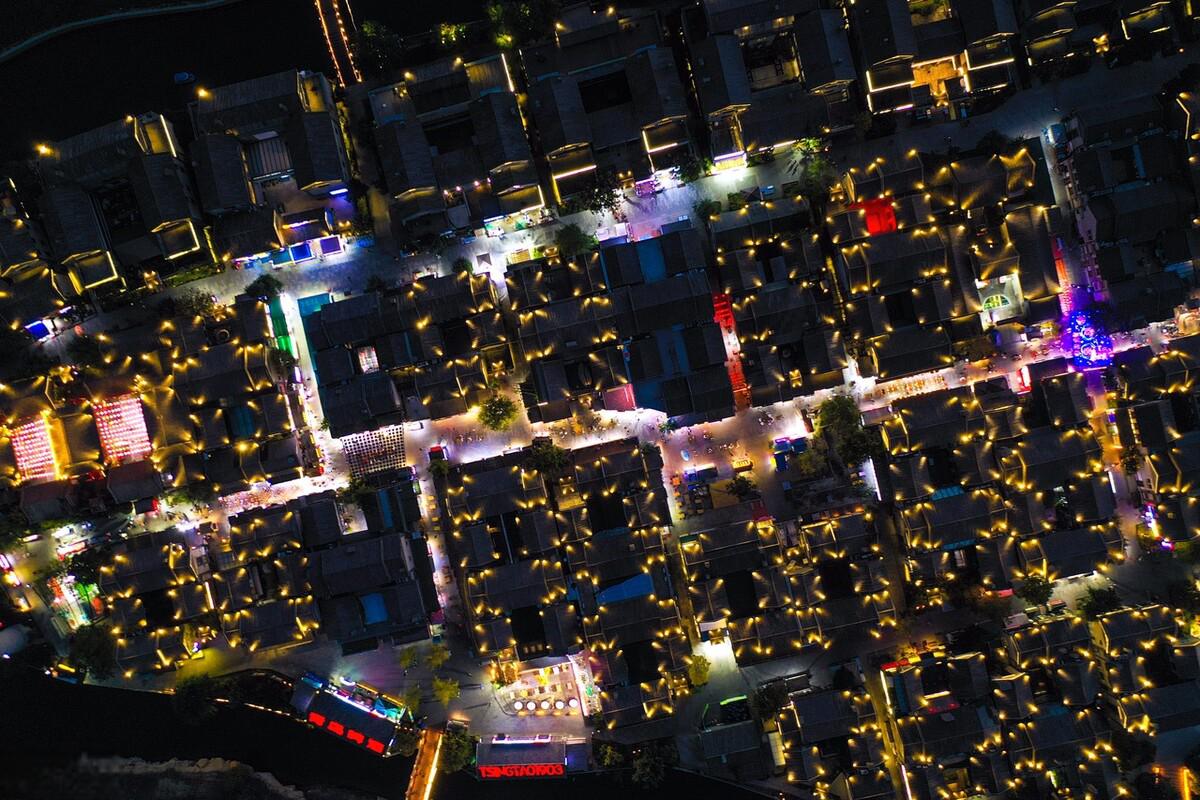 山东日照东夷小镇夜景 2023年10月21日,山东省日照市的东夷小镇在夜幕