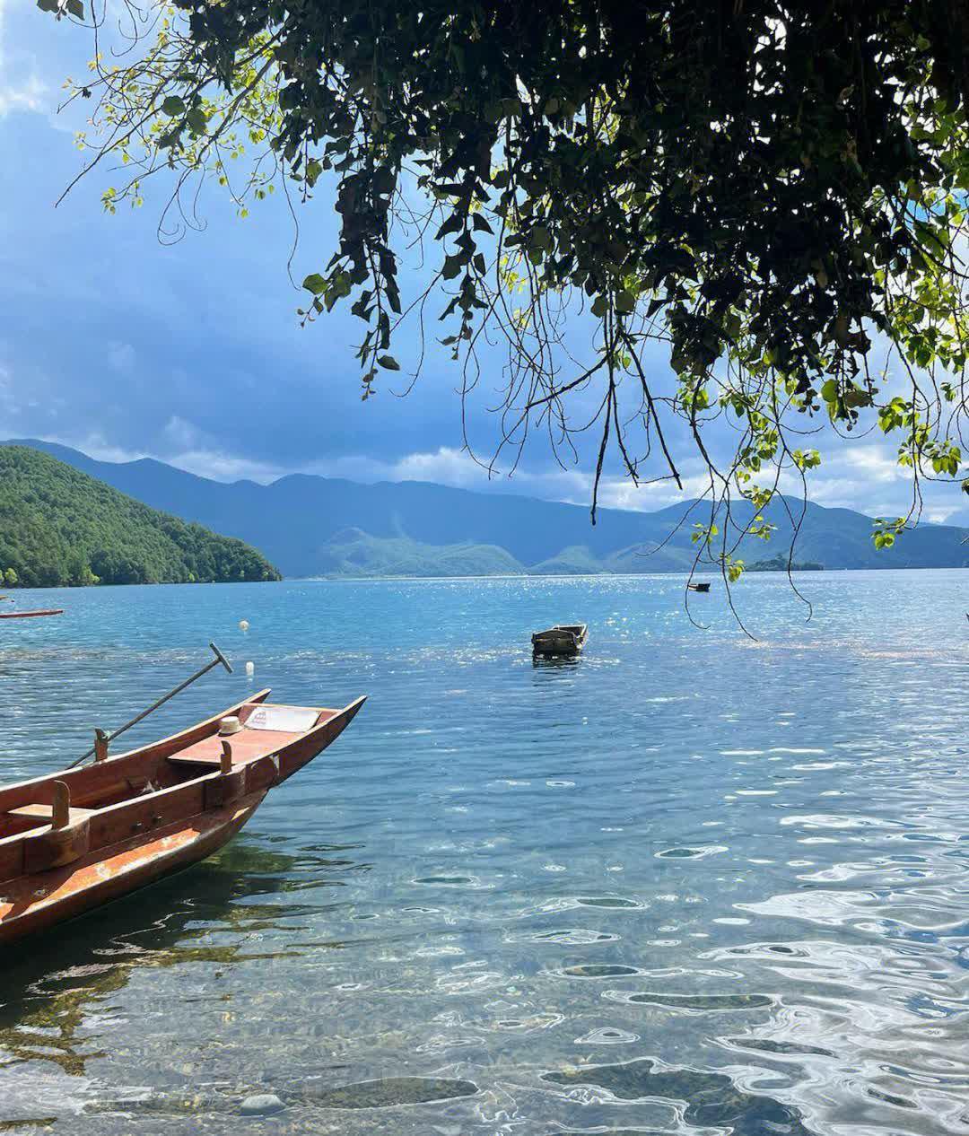泸沽湖,中国最深的淡水湖 泸沽湖,坐落于云南省和四川省交界处的丽江