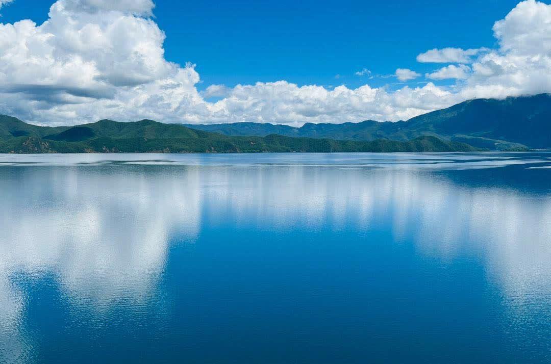 泸沽湖,中国最深的淡水湖 泸沽湖,坐落于云南省和四川省交界处的丽江