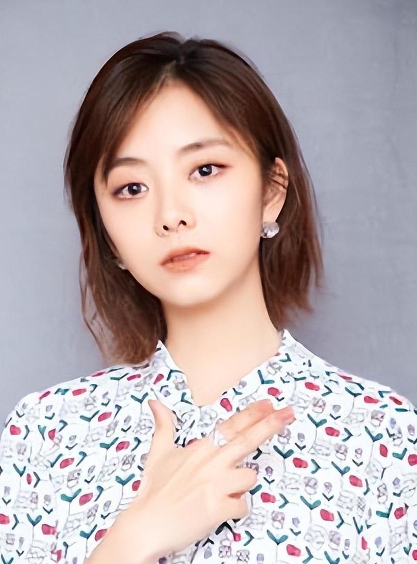 谭松韵:从"娃娃脸"到事业高峰 谭松韵是一位才华横溢的女演员,曾经