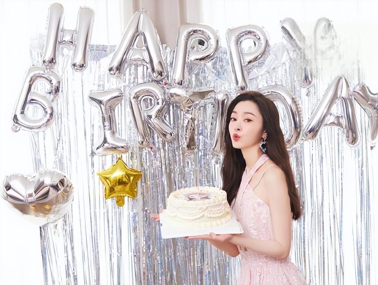 粉嫩礼服九宫图曝光 宋轶生日曝光的一组照片,展现了她的甜美笑容和