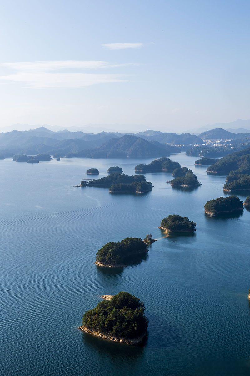 千岛湖旅游攻略 千岛湖风景区位于杭州市淳安县,是一个集自然风光