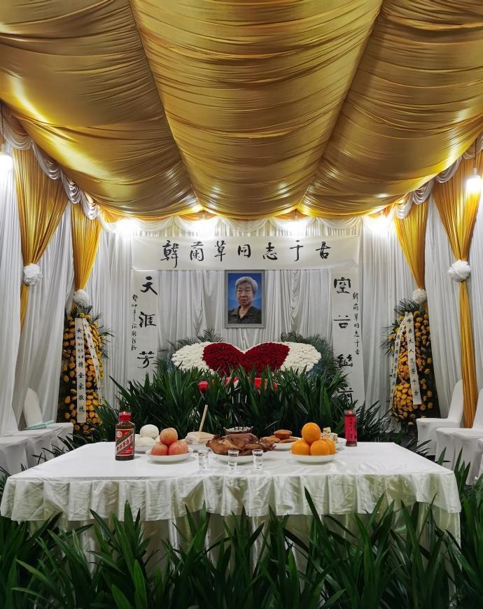 张泽群母亲去世 中国著名演员张泽群的母亲不幸离世,他的回老家参加