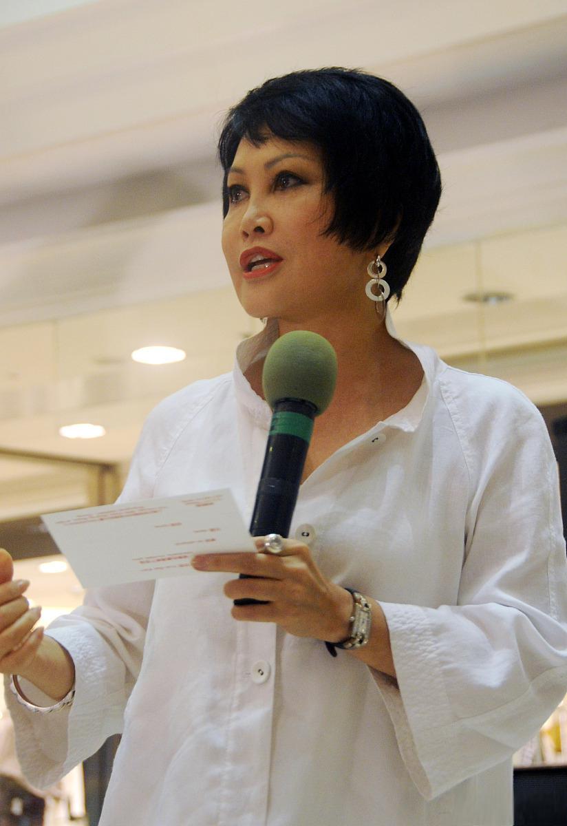 74岁的靳羽西,美丽不减当年 74岁的靳羽西,依然散发出光彩照人的魅力