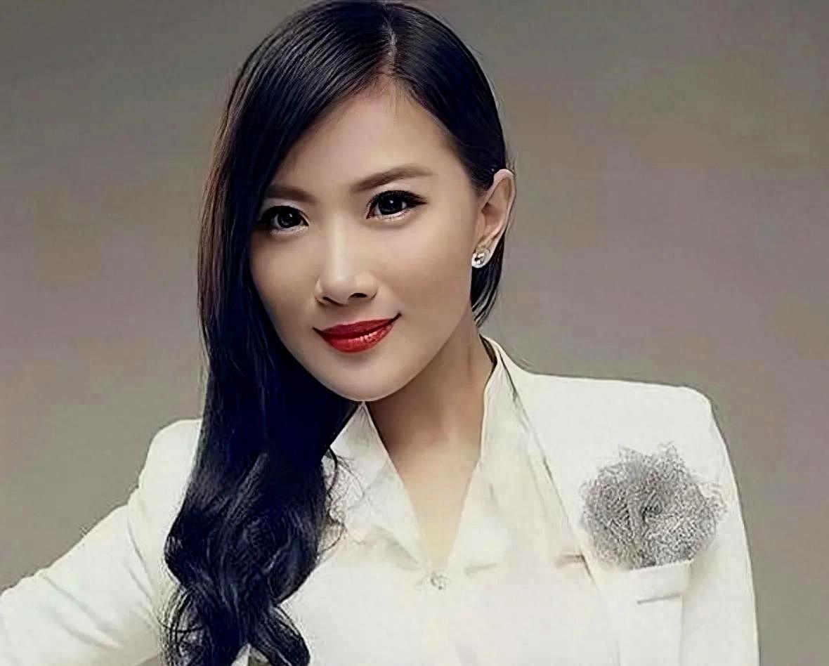 追求卓越 江苏卫视的《非常周末》备受观众喜爱,其中主持人陈怡更是广