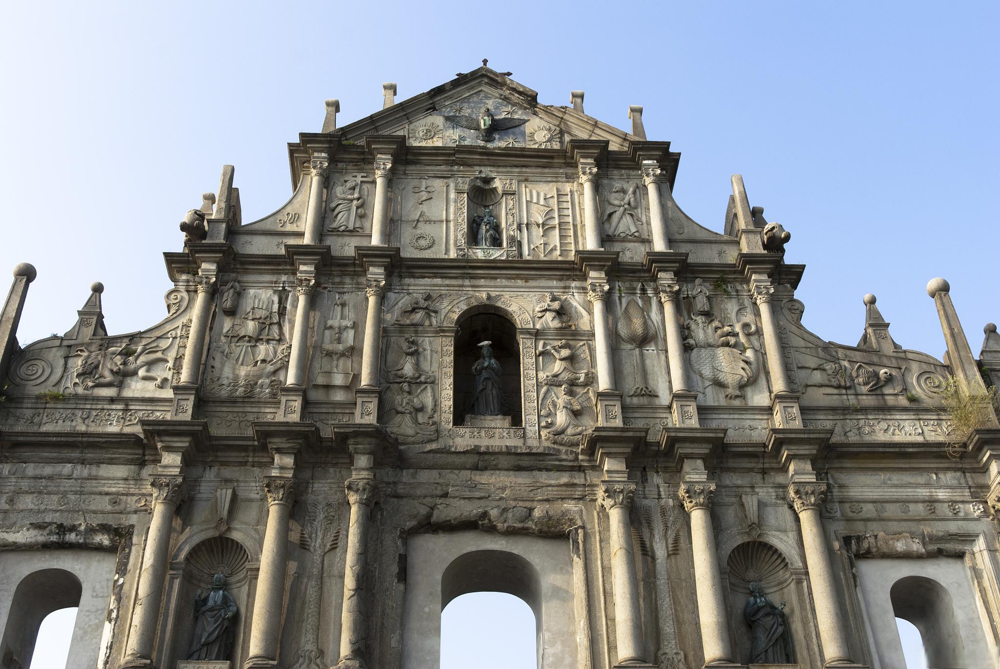 它位于澳门半岛的西南端,是澳门历史最悠久,最著名的名胜古迹之一.