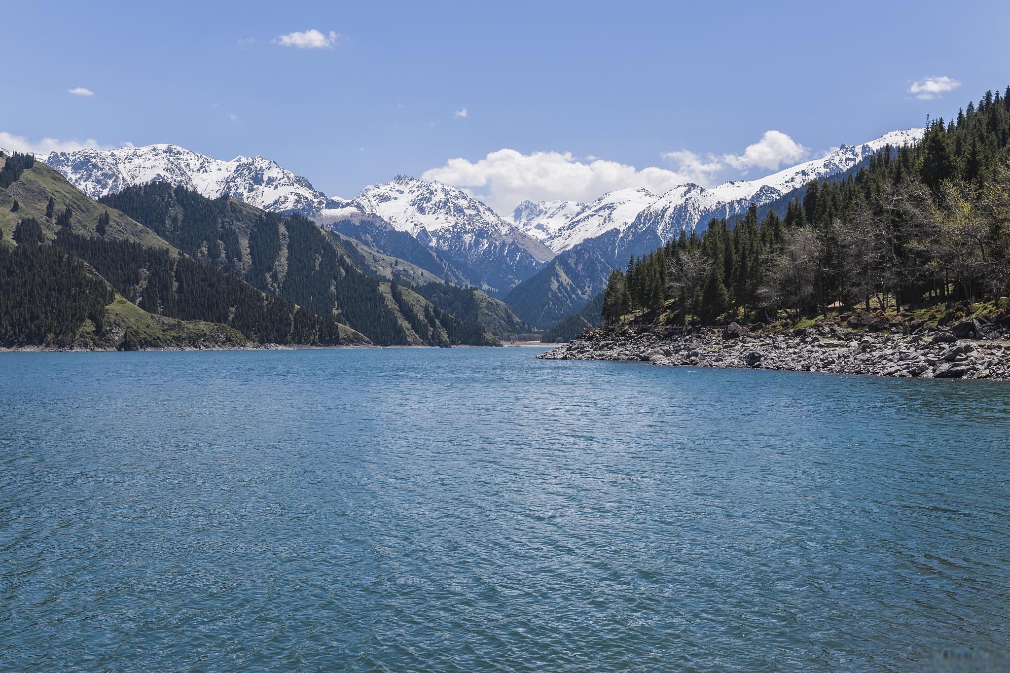 天山天池:人间仙境,新疆的璀璨明珠 当我第一次站在天山天池的湖边,我