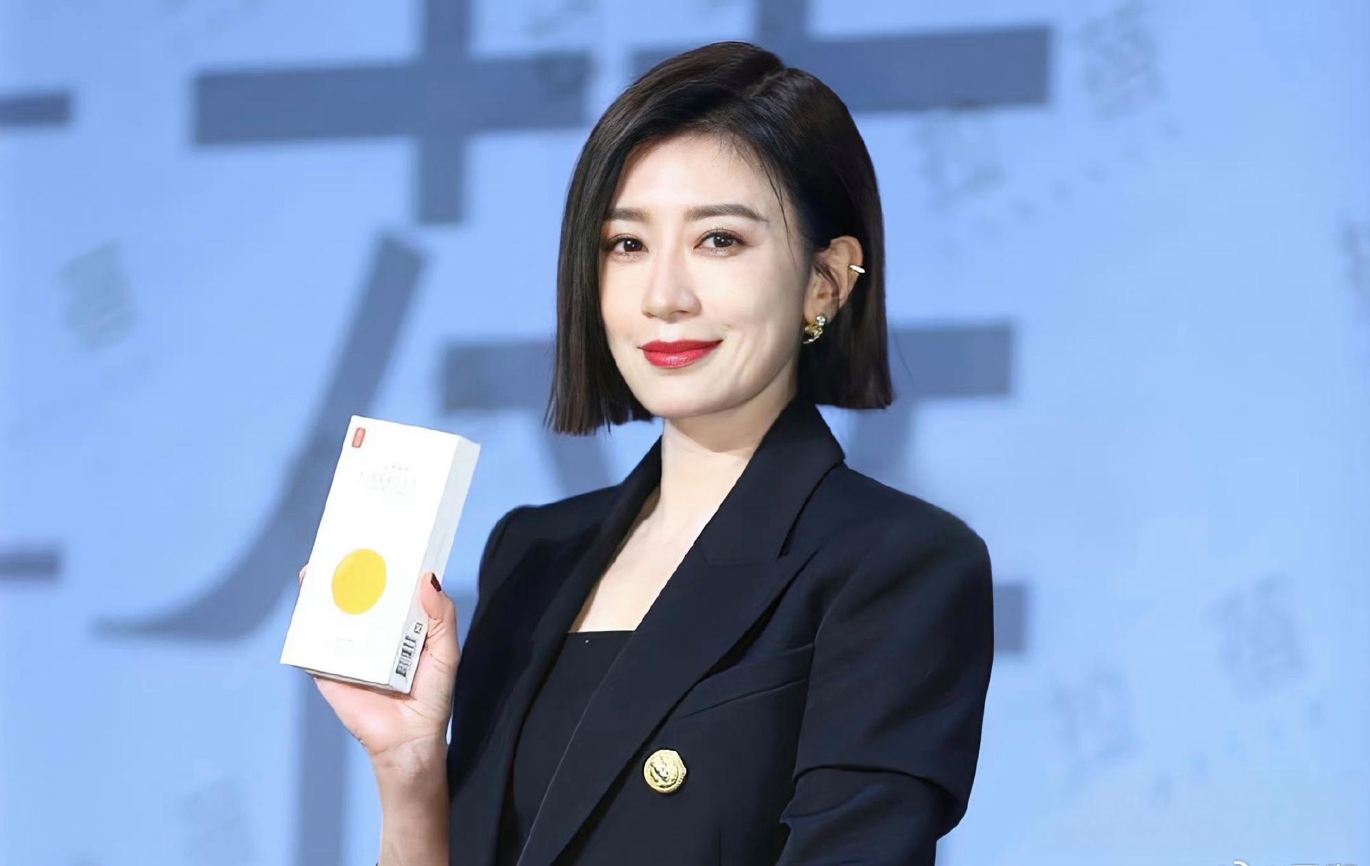 贾静雯50岁状态依旧能打,豪门退货原因曝光 近日,贾静雯凭借一条针织