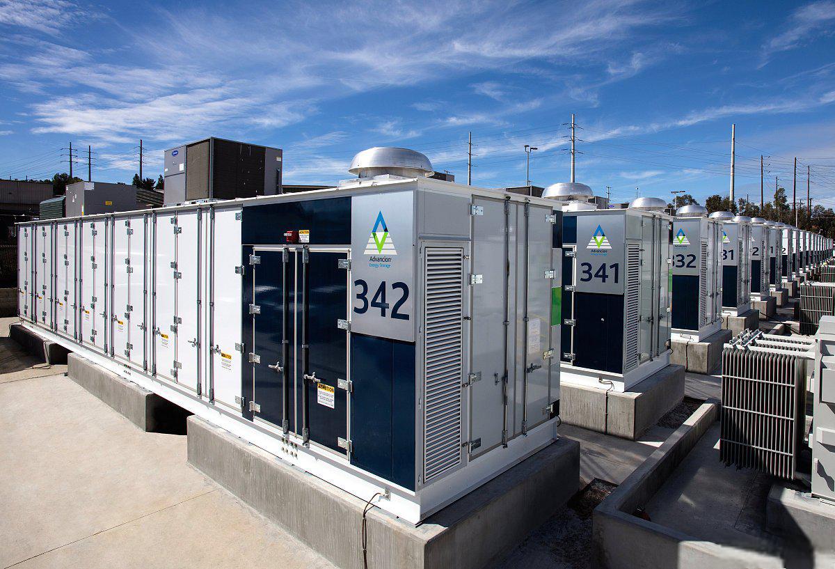 新型储能产业发展情况及路径研究 本报告主要探讨了新型储能产业的