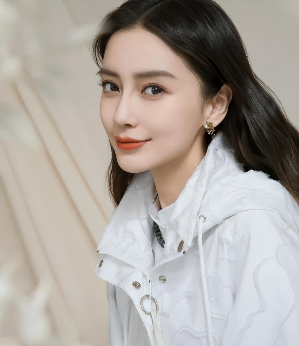 杨颖参加疯马秀事件引发热议,粉丝们纷纷表示不愿承认偶像参加此活动