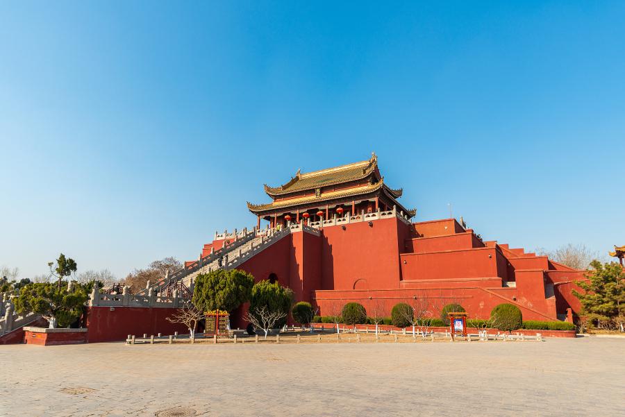 历史与自然的完美结合 开封龙亭景区位于河南省开封市,是一处集历史