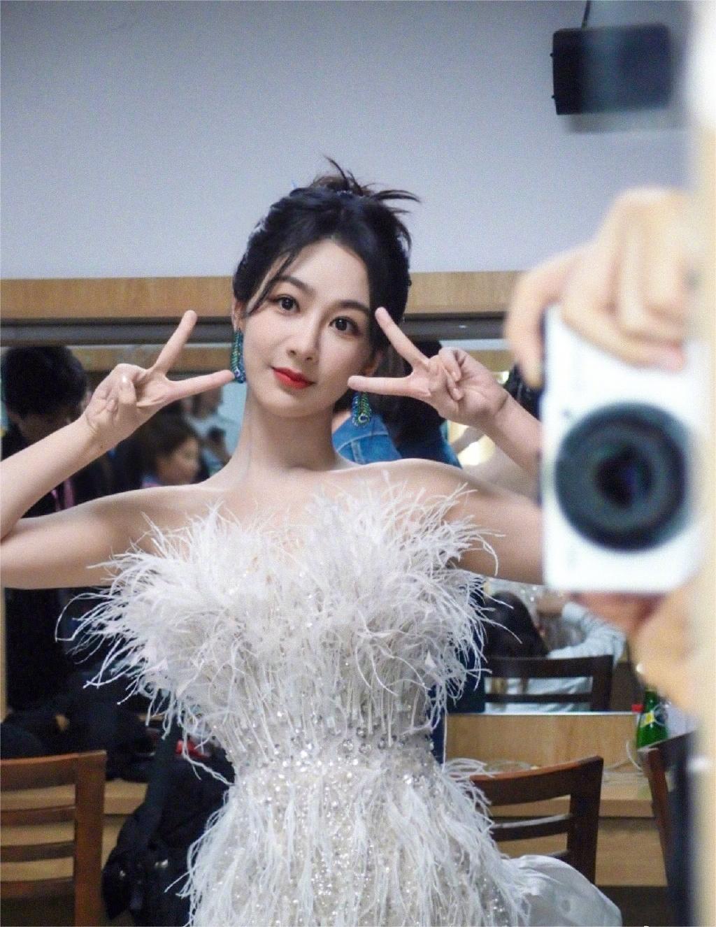 《长相思》演唱会:杨紫的舞台服装 杨紫在《长相思》演唱会上穿着一件