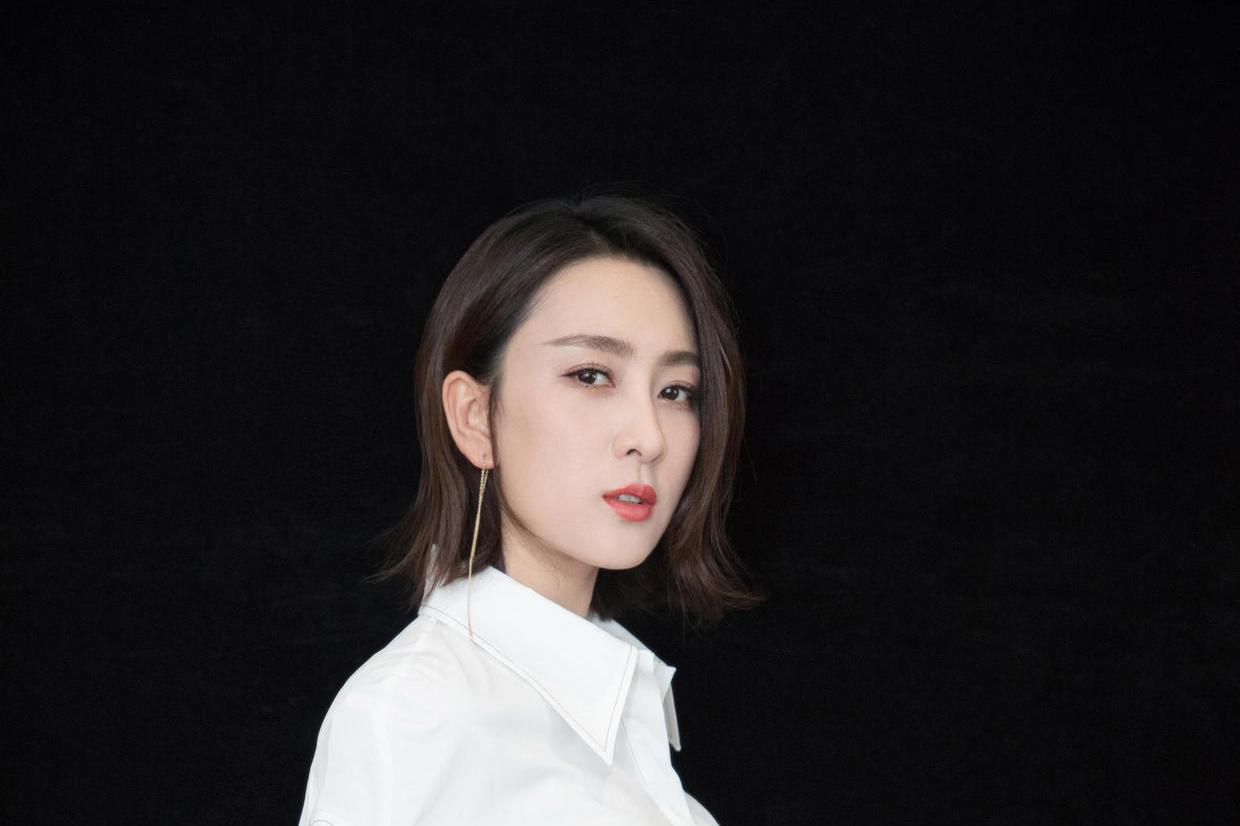 马苏的高级感 马苏穿黑色西装配拖地阔腿裤,美得精致又耀眼,她的时尚