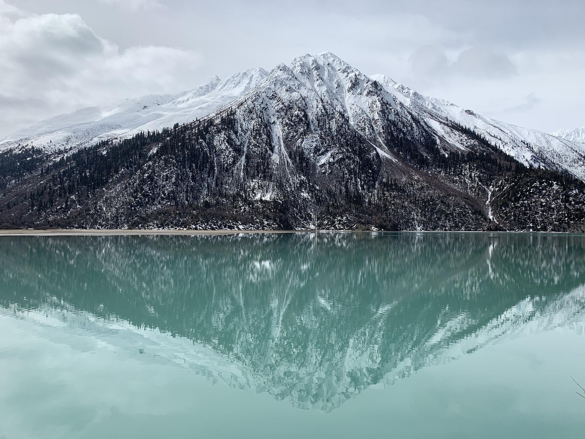 西藏东部最大的湖泊之一 然乌湖,位于中国西藏自治区昌都市八宿县境内
