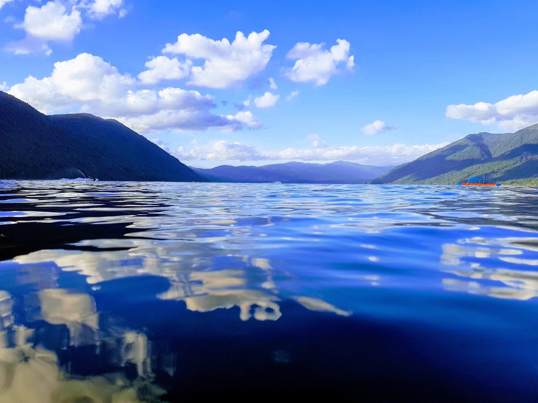 泸沽湖旅游攻略 位于四川与云南交界的泸沽湖,是我国最清澈的高原湖泊