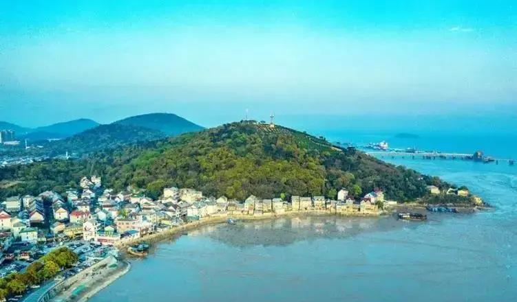 嘉兴第一强镇:乍浦镇 乍浦镇地处嘉兴市平湖市,是一个地理位置优越的