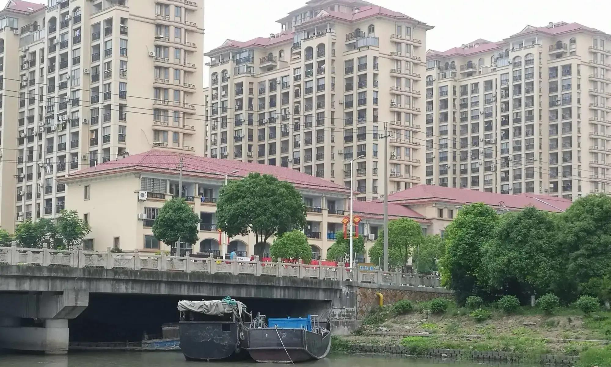 嘉兴第一强镇:乍浦镇 乍浦镇地处嘉兴市平湖市,是一个地理位置优越的