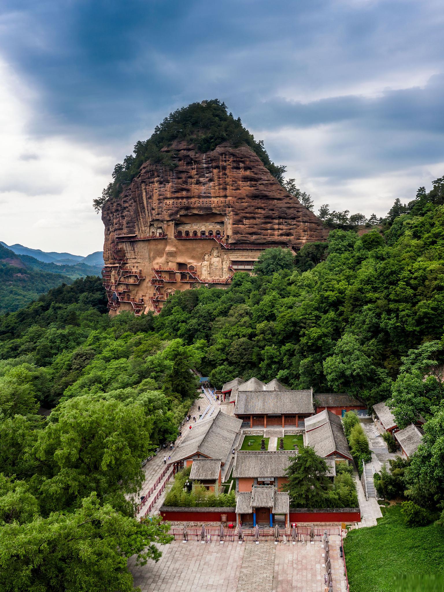 甘肃天水麦积山景区 麦积山,坐落在中国甘肃省天水市境内,是一座充满