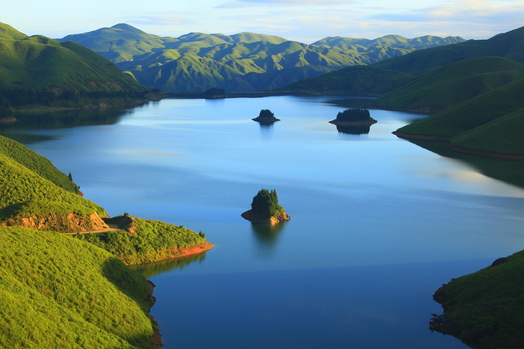 白山湖风景区:纯自然风光与美食的完美结合 在中国的东北部,坐落着一