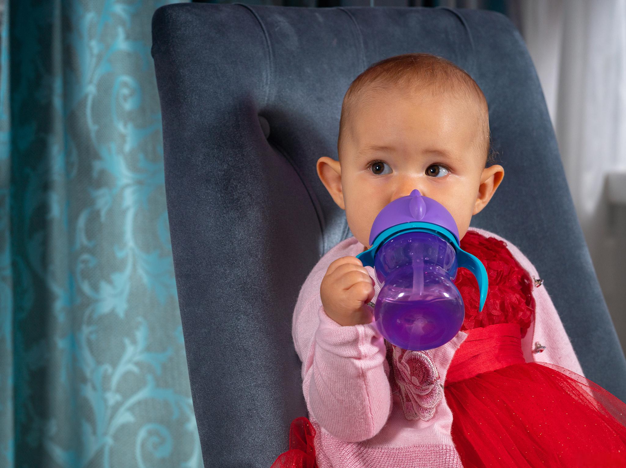 如果只喂奶粉而不喂水,可能会导致宝宝摄入的水分不足,影响宝宝的代谢