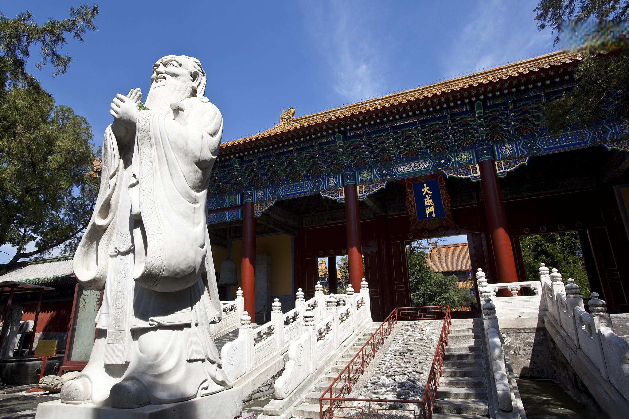 曲阜,一座文化之城 当我踏上曲阜的土地,仿佛时光倒流,我仿佛置身于