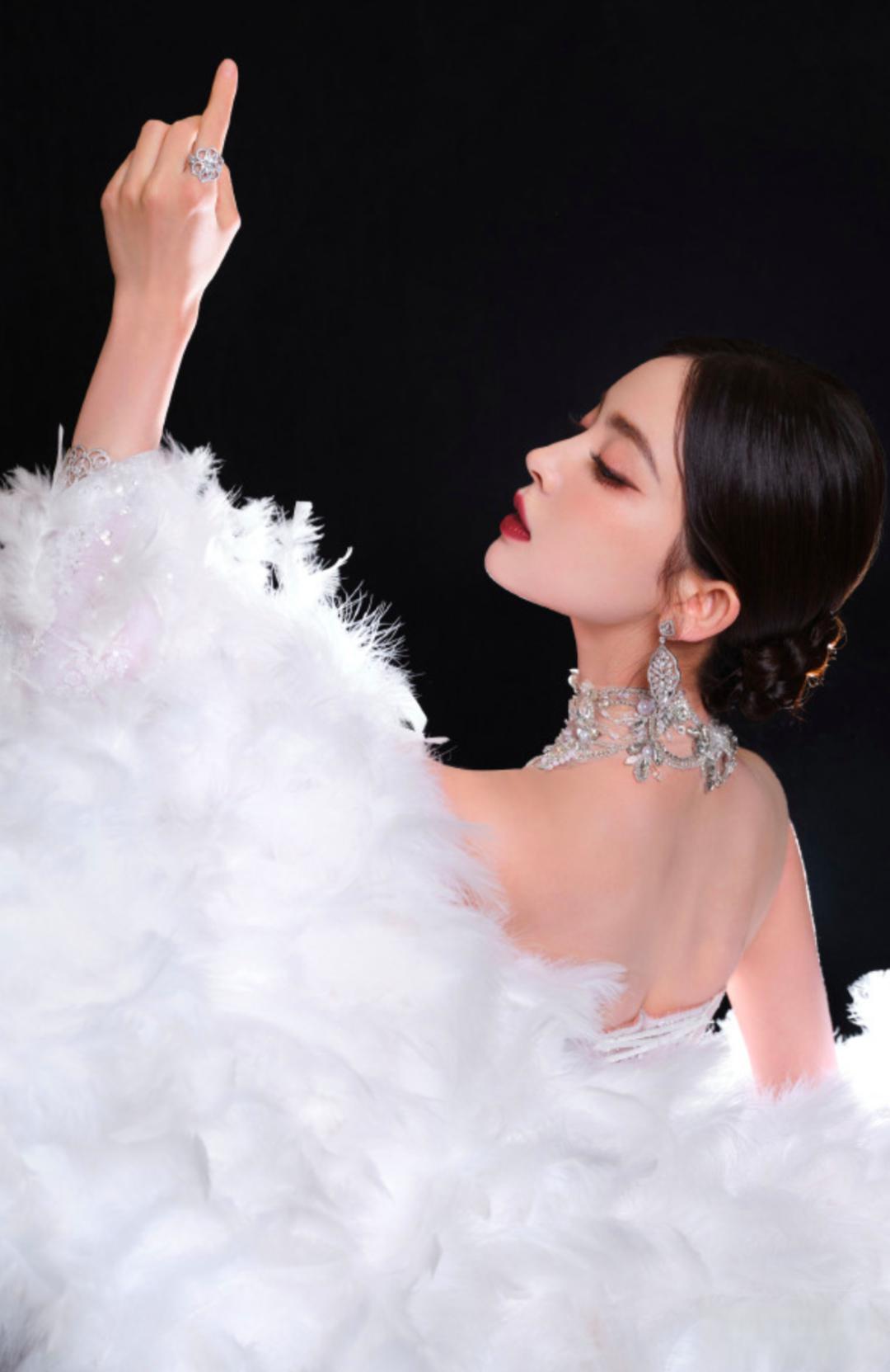 古力娜扎身着珍珠羽毛仙女裙,成为elle风尚大典的闪耀之星 近日,古力