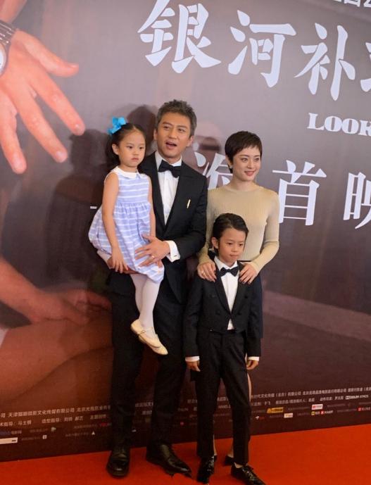 孙俪的女儿小花送给她一份有意义的礼物,即手写奖状,孙俪的儿子等等为