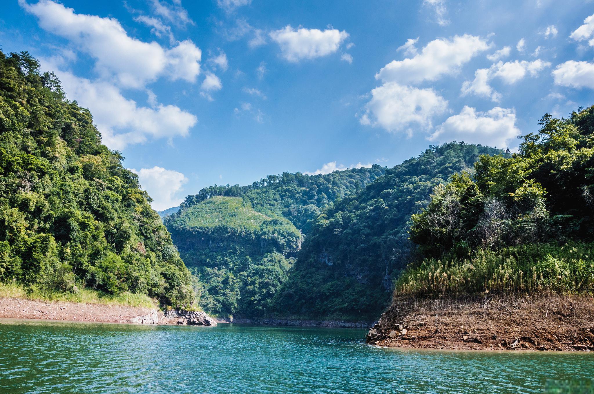 河池旅游景点介绍 河池市位于广西西北边陲,云贵高原南麓,是大西南通