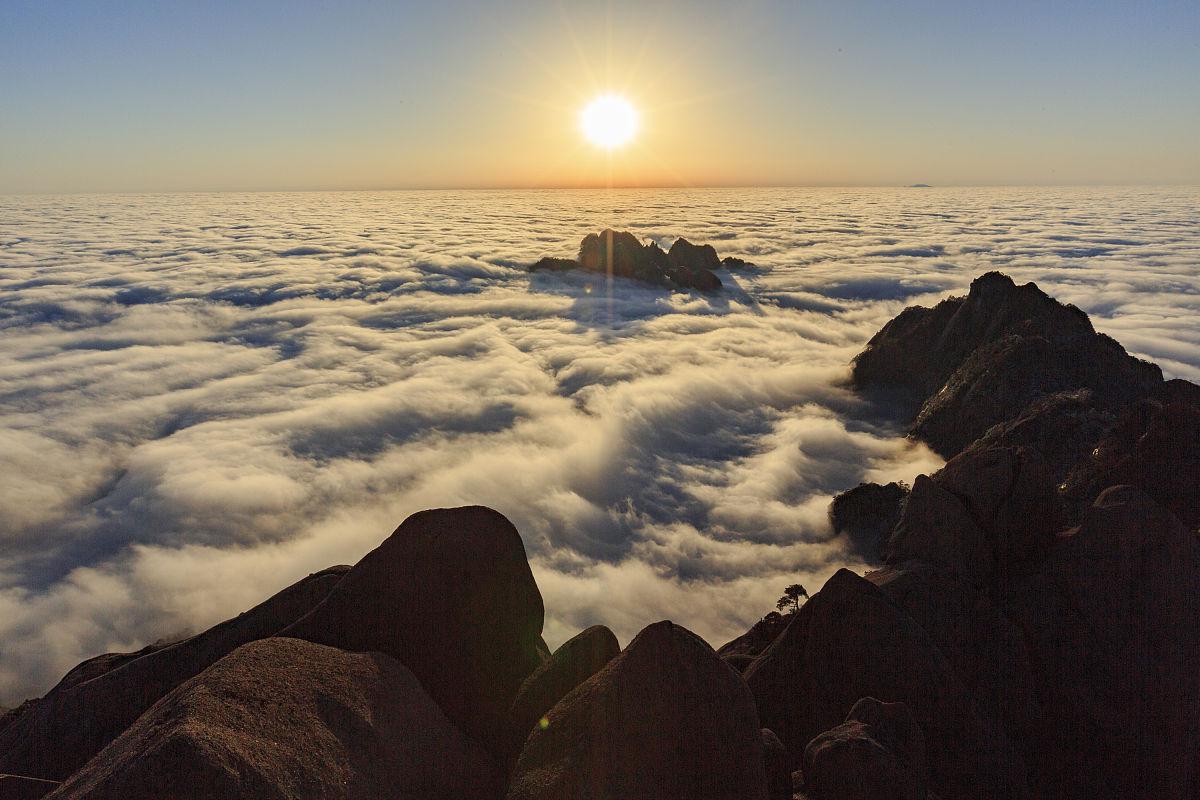 黄山云海,大自然的魔术 黄山,以其精巧的峰峦,壮丽的日出和多变的云海
