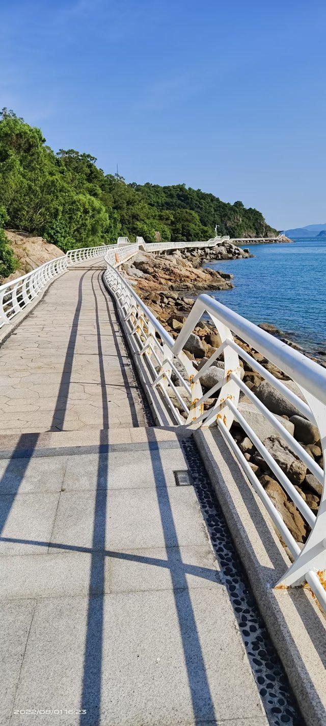 深圳大梅沙海滨公园 在这座快节奏的现代都市中,有一片沙滩与海浪交织