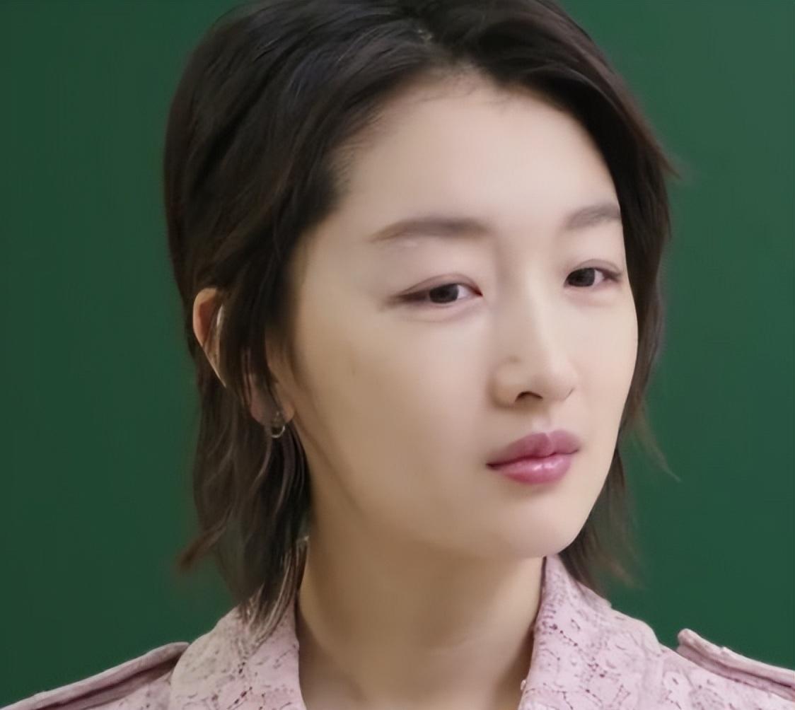 周冬雨在金鸡奖颁奖典礼上坐在前排,说明她在娱乐圈的地位非同凡响