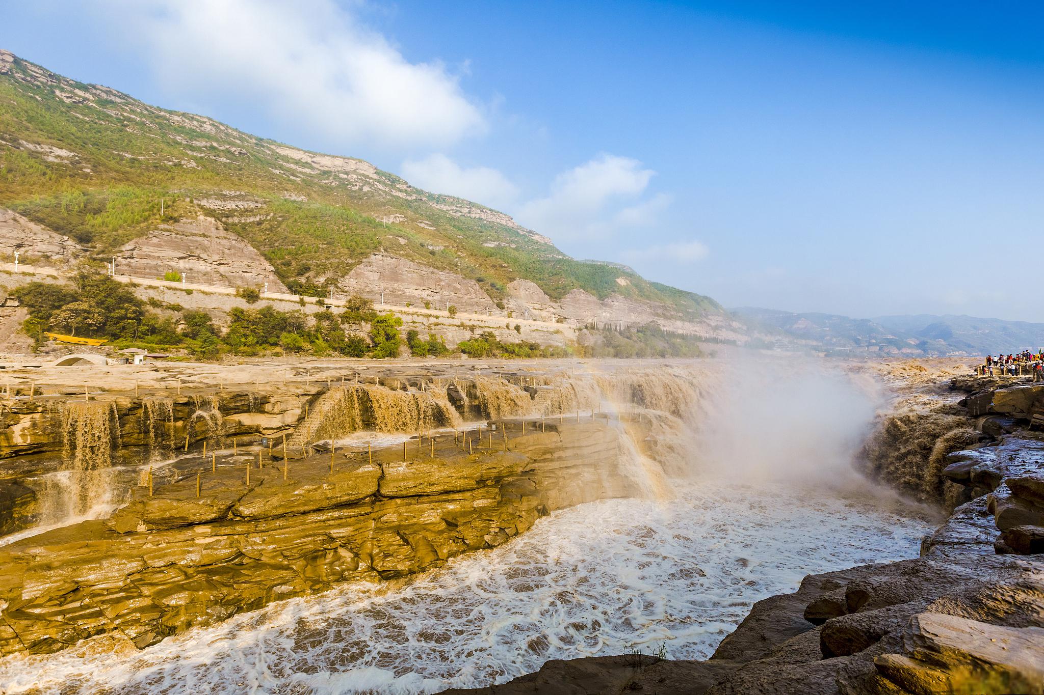 壶口瀑布是不错的选择 随着秋天的到来,延安的景色变得更加壮丽.