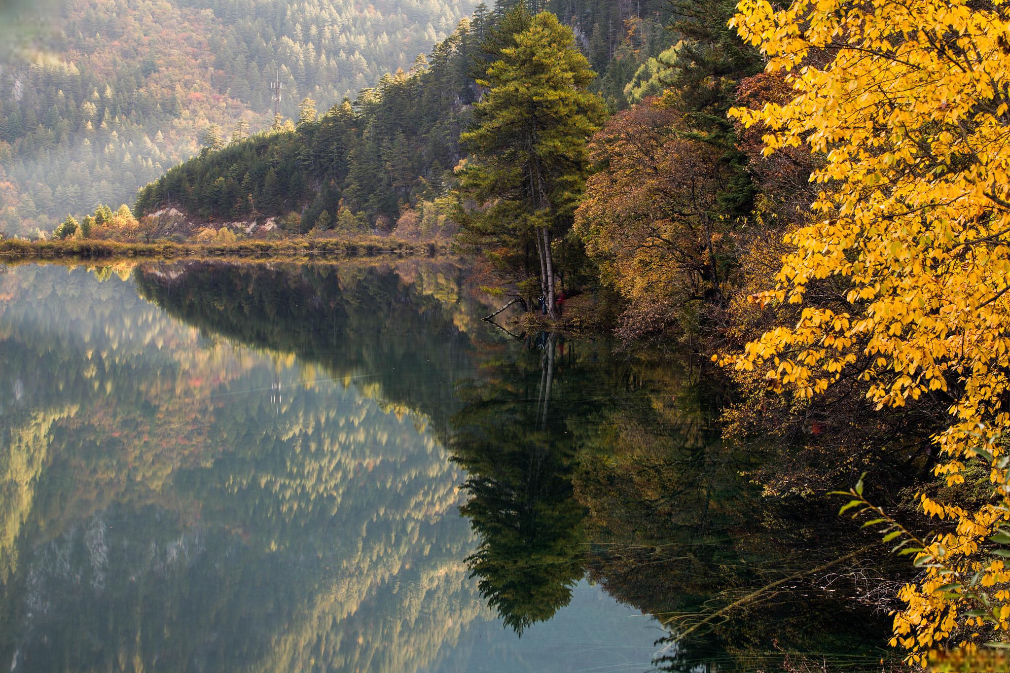 秋天的九珠潭景区 九珠潭景区以其秋季的山水画卷般的景色而闻名于世.