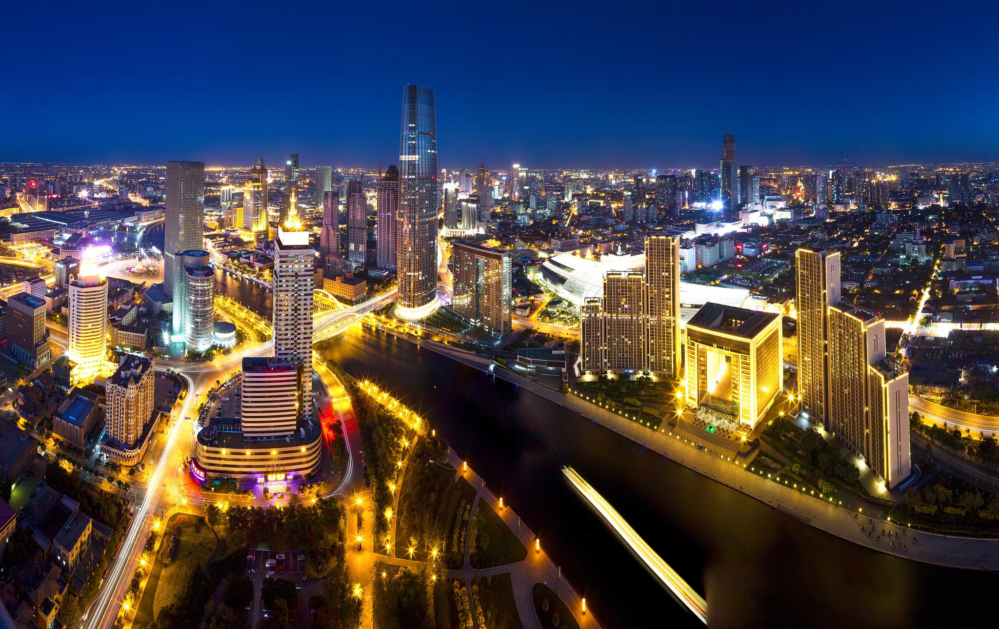 天津的夜景,让人流连忘返 天津的夜景,是一幅绚丽多彩的画卷,让人沉醉