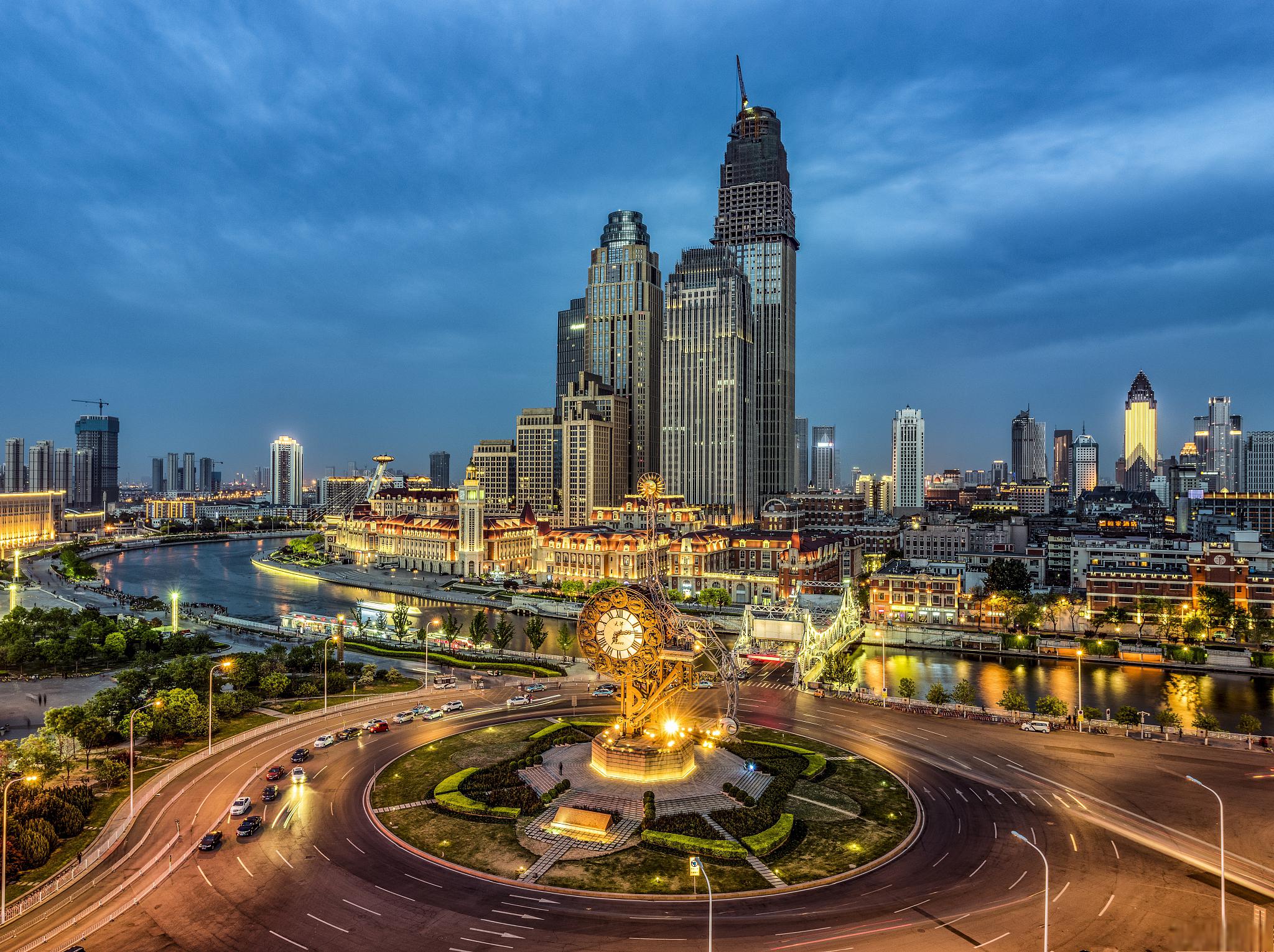 天津的夜景,让人流连忘返 天津的夜景,是一幅绚丽多彩的画卷,让人沉醉