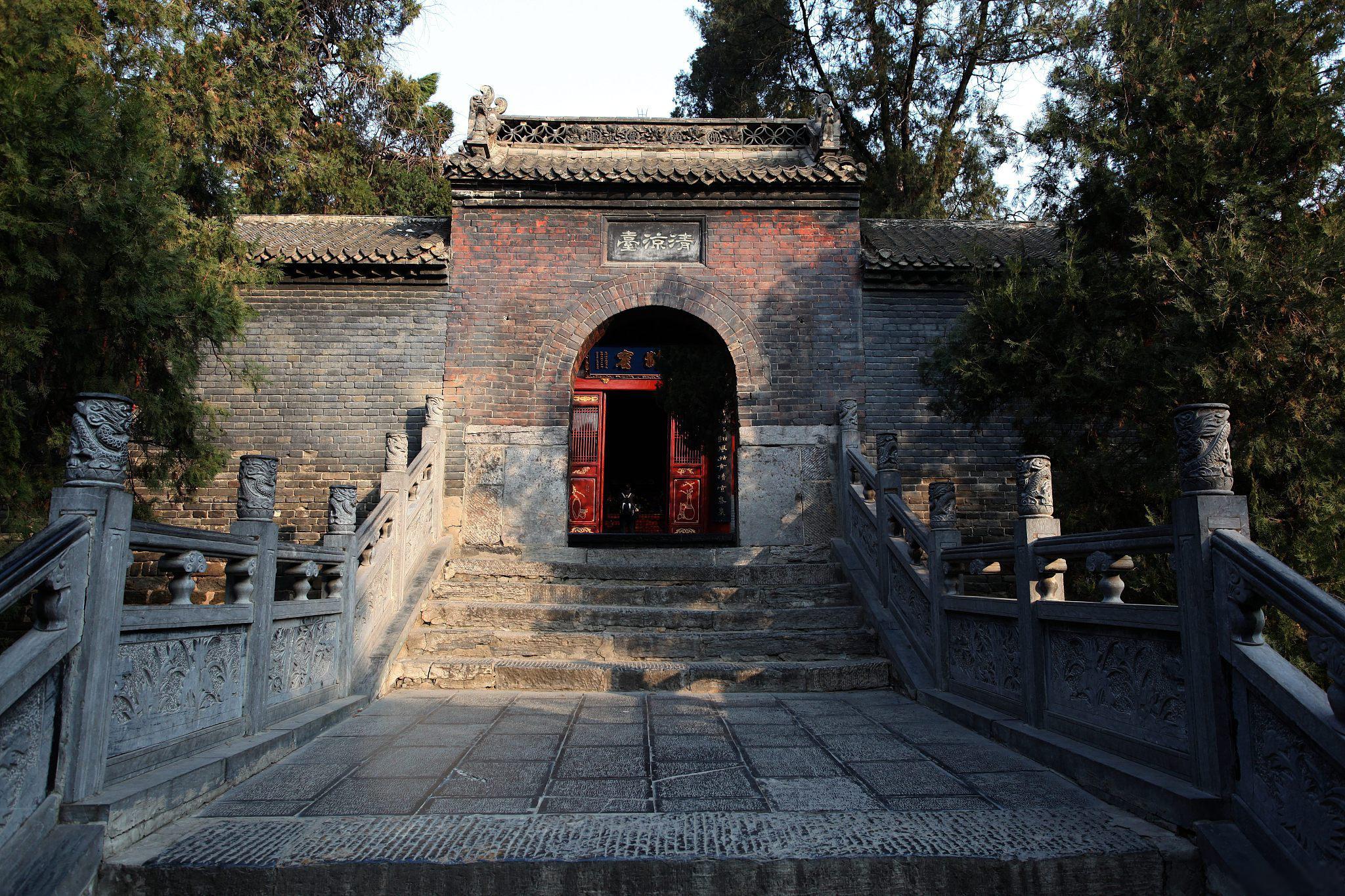 万善寺:云台山的一颗璀璨明珠 云台山中隐藏着一座古寺,寺名由皇帝